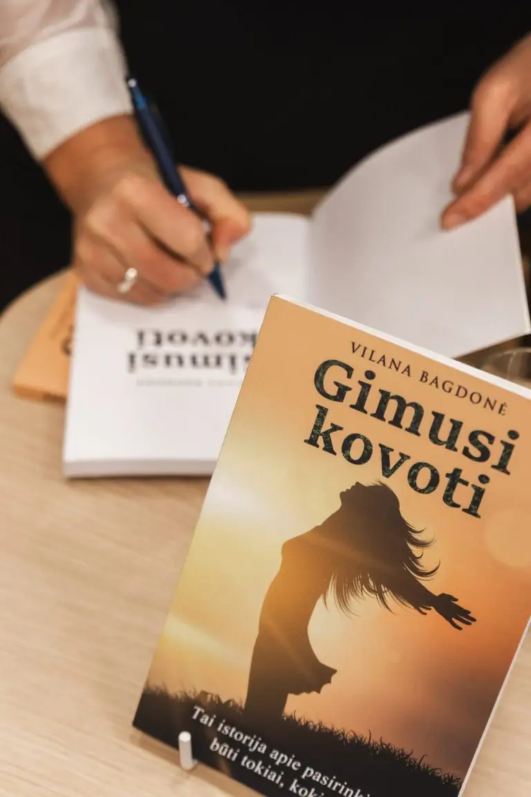 Vilana Bagdonė pasirašo knygą „Gimusi kovoti“